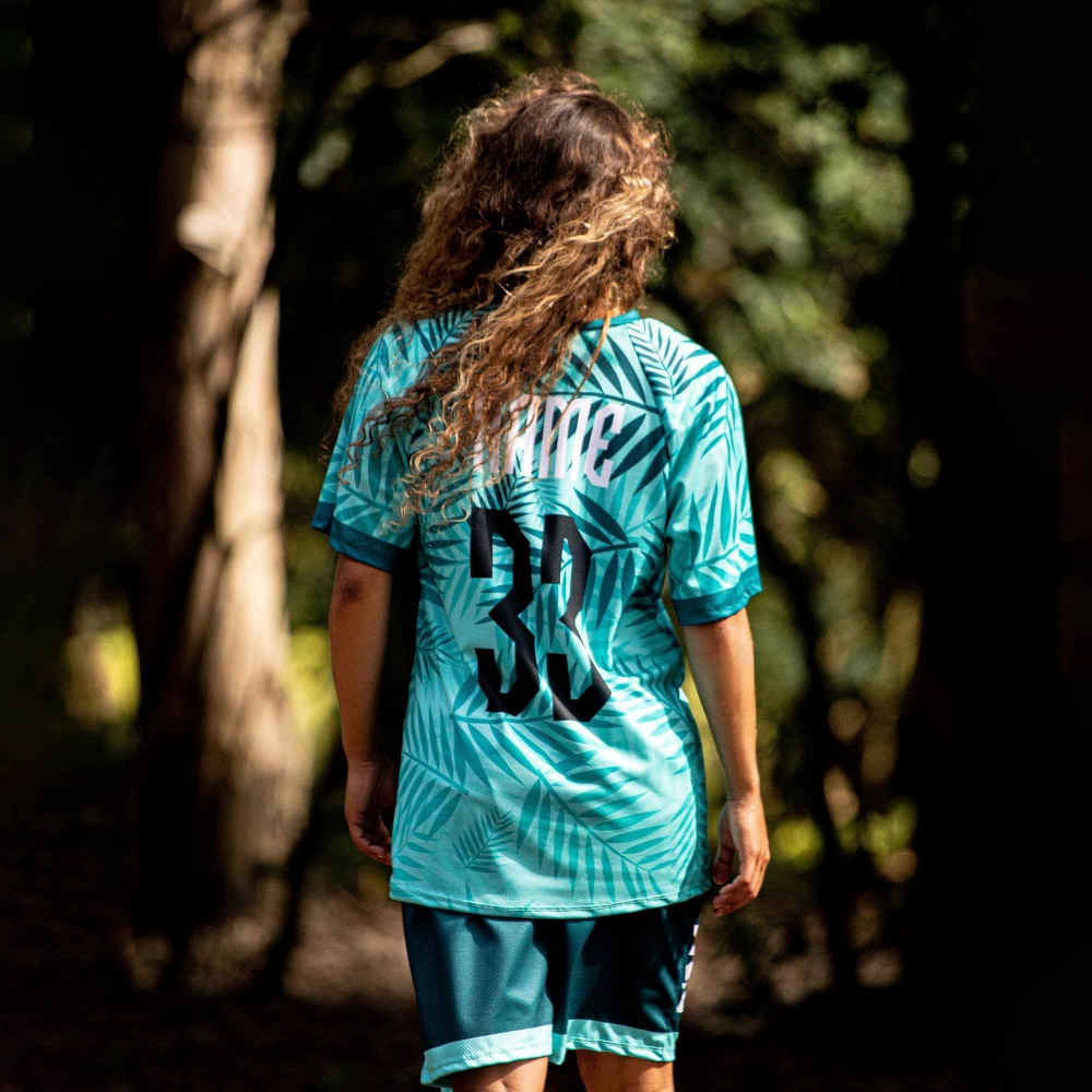 T-SHIRT COM GOLA EM 