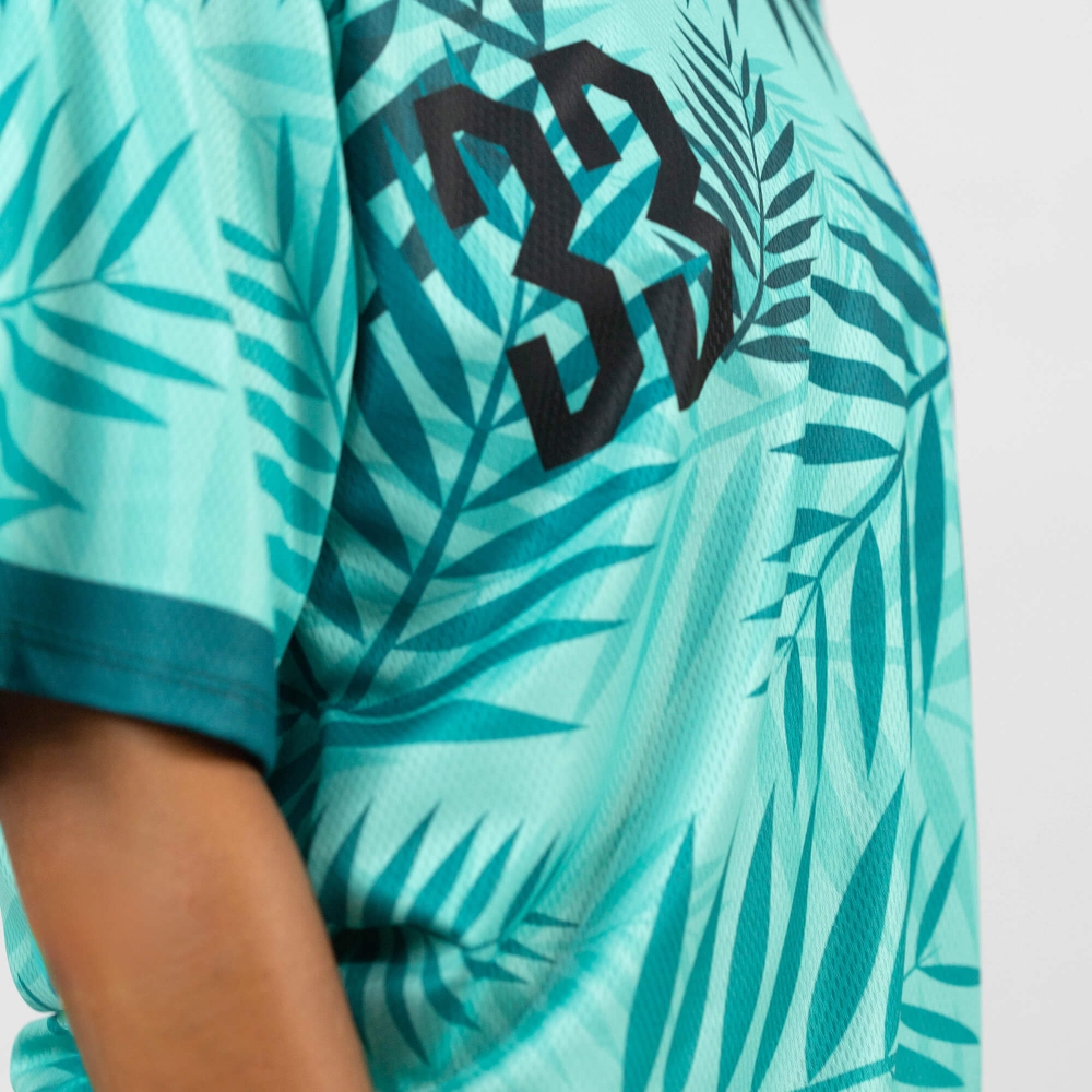 T-SHIRT COM GOLA EM 
