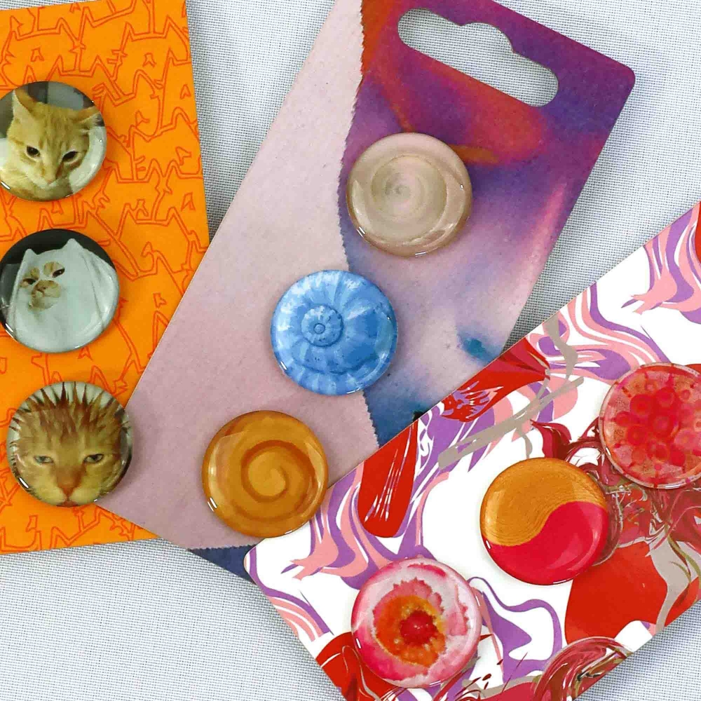 CARTELA C/3 PINS EPOXY 2X2CM PERSONALIZ�VEL